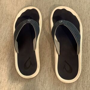 Olukai NWOT men’s Ulele navy blue flip flop/slipons. Size 9.